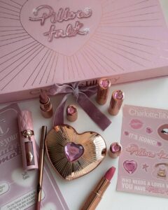 رژگونه‌ی قلبی شارلوت تیلبری