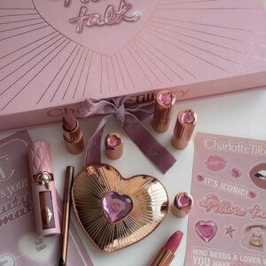 رژگونه‌ی قلبی شارلوت تیلبری